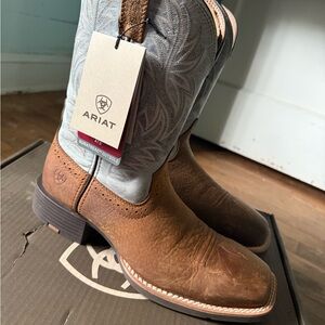 Ariat Men’s Western Wide Square Tip
Size: 8.5 D Med
Color: Earth/Glacier Blue